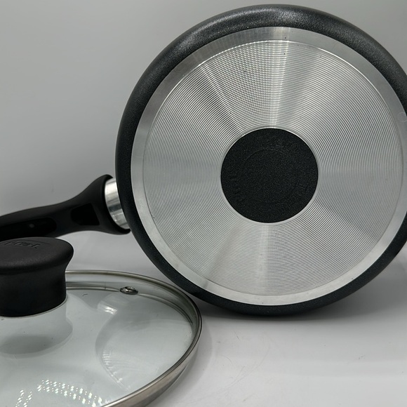 T-fal 2-quart nonstick saucepan - Picture 4 of 5